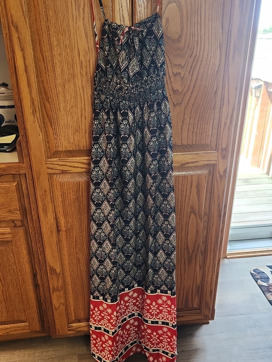 Hayden Los Angeles Dresses & Skirts - Hayden Los Angeles maxi Boho Smocked dress black geometric Red/White Floral Sm